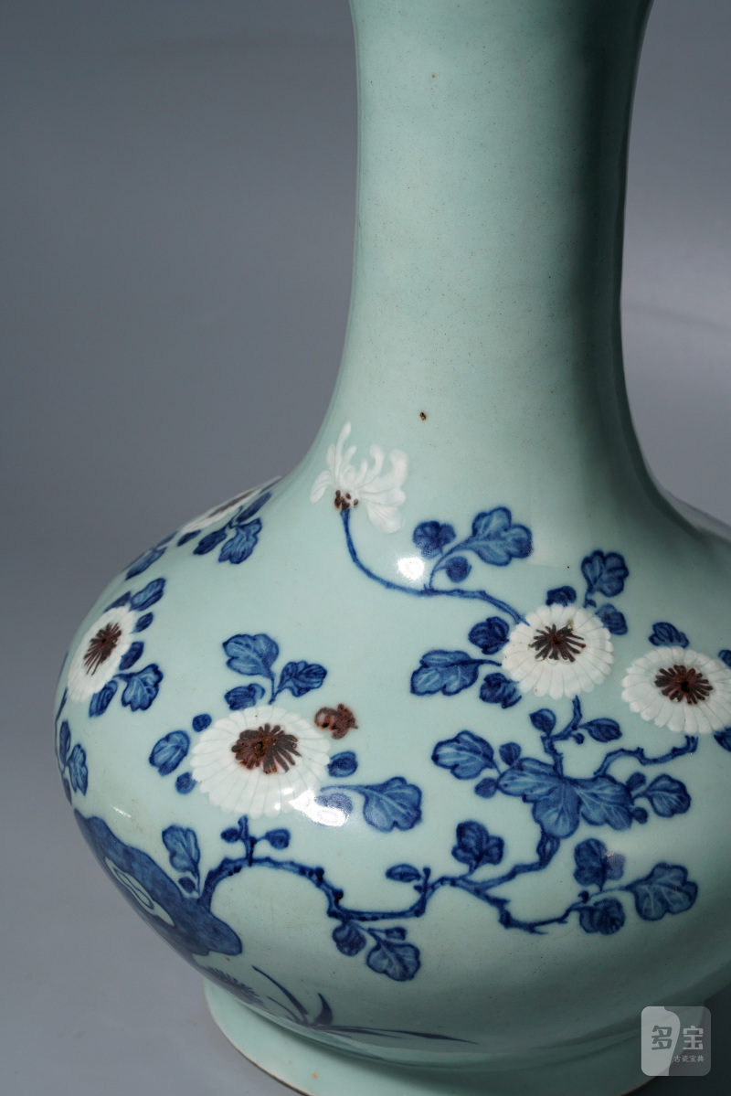 清乾隆 青釉青花釉里红重阳菊艳图撇口瓶 - 图3